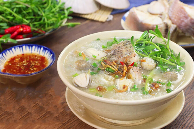 Snakehead fish porridge with bitter vegetables 